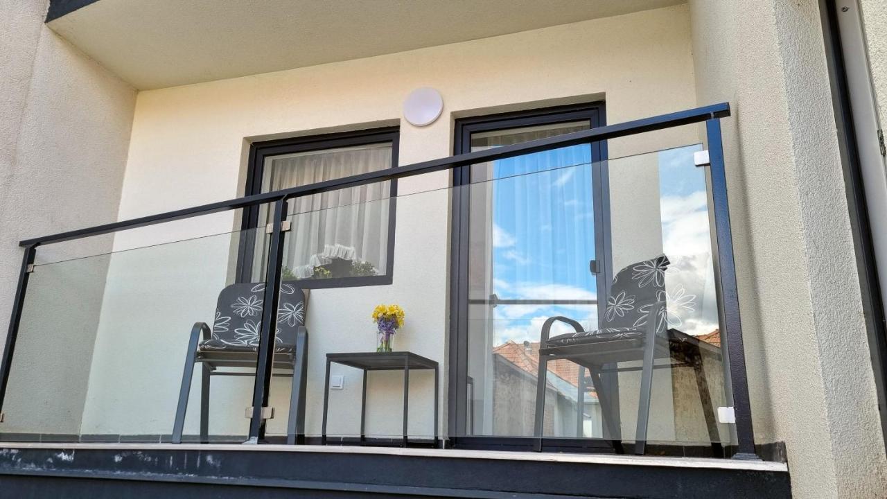 Viktoria Apartman Gyula Bagian luar foto