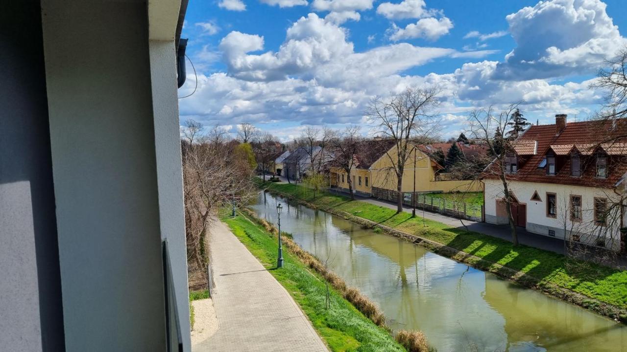 Viktoria Apartman Gyula Bagian luar foto
